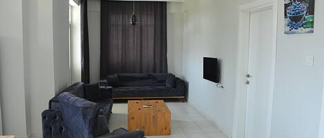 Leilighet – standard, balkong | Oppholdsområde | En 27-tommers TV med Parabol-TV