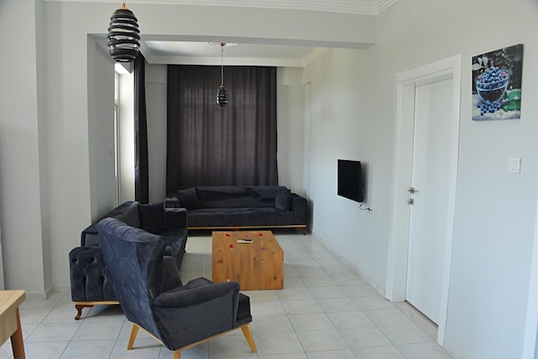 Departamento estándar, balcón | Área de sala de estar | Televisión de 27 pulgadas con canales vía satélite