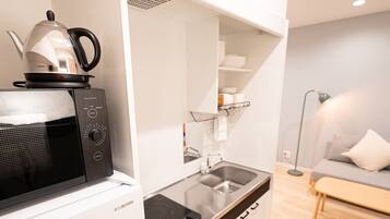 Standard Room, Multiple Beds, Non Smoking, Kitchenette (101) | Private kitchen | Fridge, microwave, stovetop, cookware/dishes/utensils