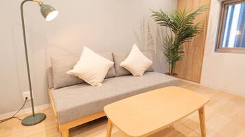 Standard Room, Multiple Beds, Non Smoking, Kitchenette (101) | Living area