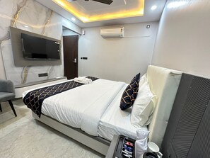 Phòng đôi Deluxe | Bàn, khu vực làm việc phù hợp cho laptop 