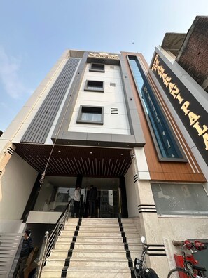 Exterior detail - Hotel Maharani Palace (varanasi)
