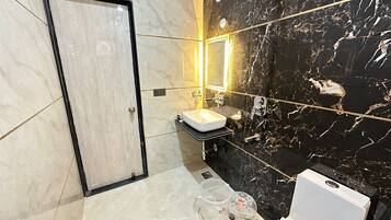 Habitación doble superior, vista a la ciudad | Baño | Regadera, secadora de cabello, toallas, jabón