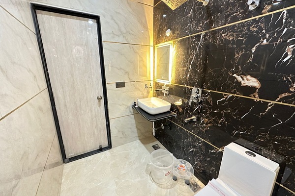 Superior Room, City View | Bathroom | Shower, hair dryer, towels, soap