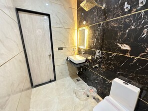 Phòng đôi Superior, quang cảnh thành phố | Phòng tắm | Buồng tắm vòi sen, máy sấy tóc, khăn tắm, xà phòng 