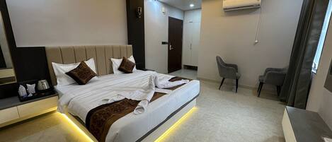 Superior dubbelrum - utsikt mot staden | Skrivbord, arbetsyta för laptop och gratis wi-fi