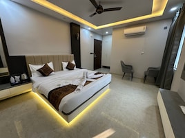 Superior Room, City View | Desk, laptop workspace, free WiFi