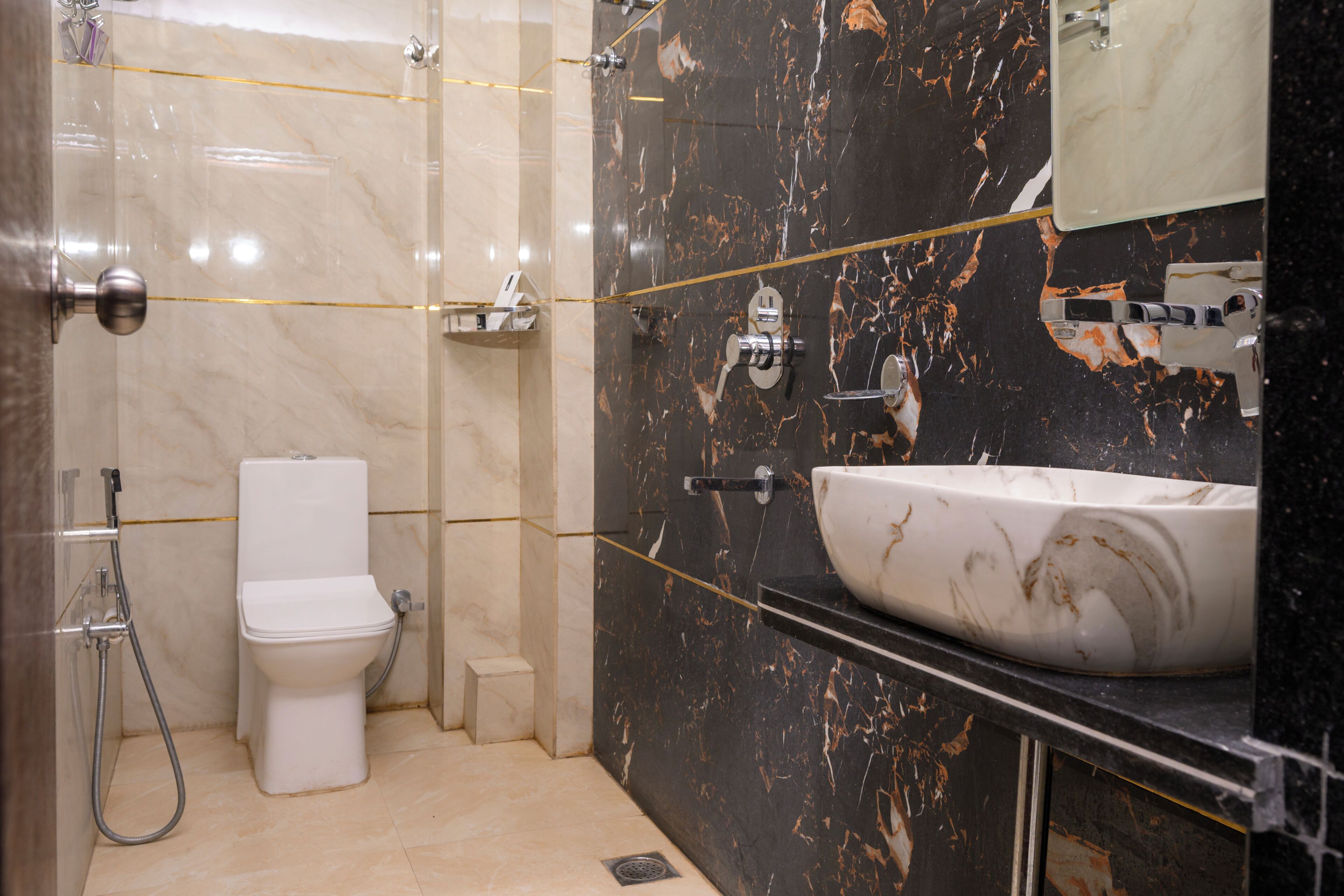 Un baño con inodoro, lavabo y ducha.