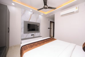 Kamar Deluks | Meja kerja, ruang kerja ramah laptop, dan Wi-Fi gratis