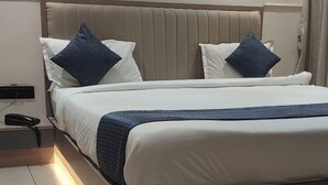 Ein modernes Schlafzimmer mit einem Bett, Nachttischen und Wandleuchten.