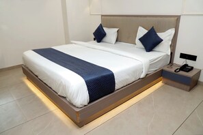 Phòng đôi, quang cảnh thành phố | Bàn, khu vực làm việc phù hợp cho laptop 