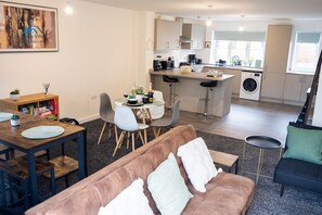 TV, fireplace, video games - The Pines Villa 2 | Spacious 3BR | Cinema, Games & EV | Parking | Sleeps 10+ (West Northamptonshire)