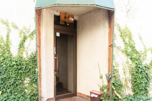 Exterior detail - Local Knot Backpackers (Nagano)