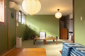 Interior - Local Knot Backpackers (Nagano)