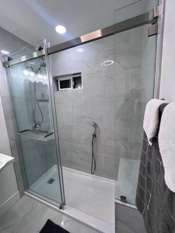 Secadora de cabello, toallas, jabón, papel de baño 