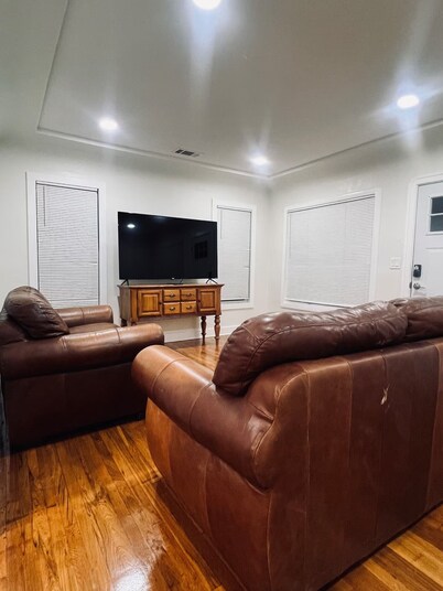 Lovely 3-bedroom house with AC in vibrant Santa Ana 10 Minutes From Disneyland