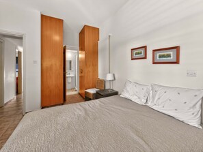 3 bedrooms, iron/ironing board, free WiFi, bed sheets - Sirena Sunshine Villa (Protaras)
