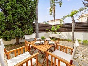 Outdoor dining - Sirena Sunshine Villa (Protaras)