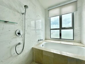 Appartement Deluxe, 2 chambres, balcon, vue mer | Salle de bain
