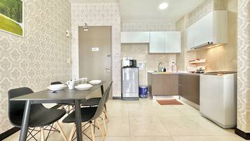 Deluxe Apartment, 2 Bedrooms, Balcony, Sea View | Private kitchen