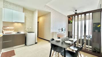 Deluxe Apartment, 2 Bedrooms, Balcony, Sea View | Dining