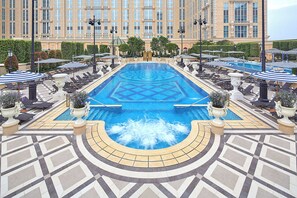 Piscina all'aperto, cabanas (a pagamento), ombrelloni da piscina