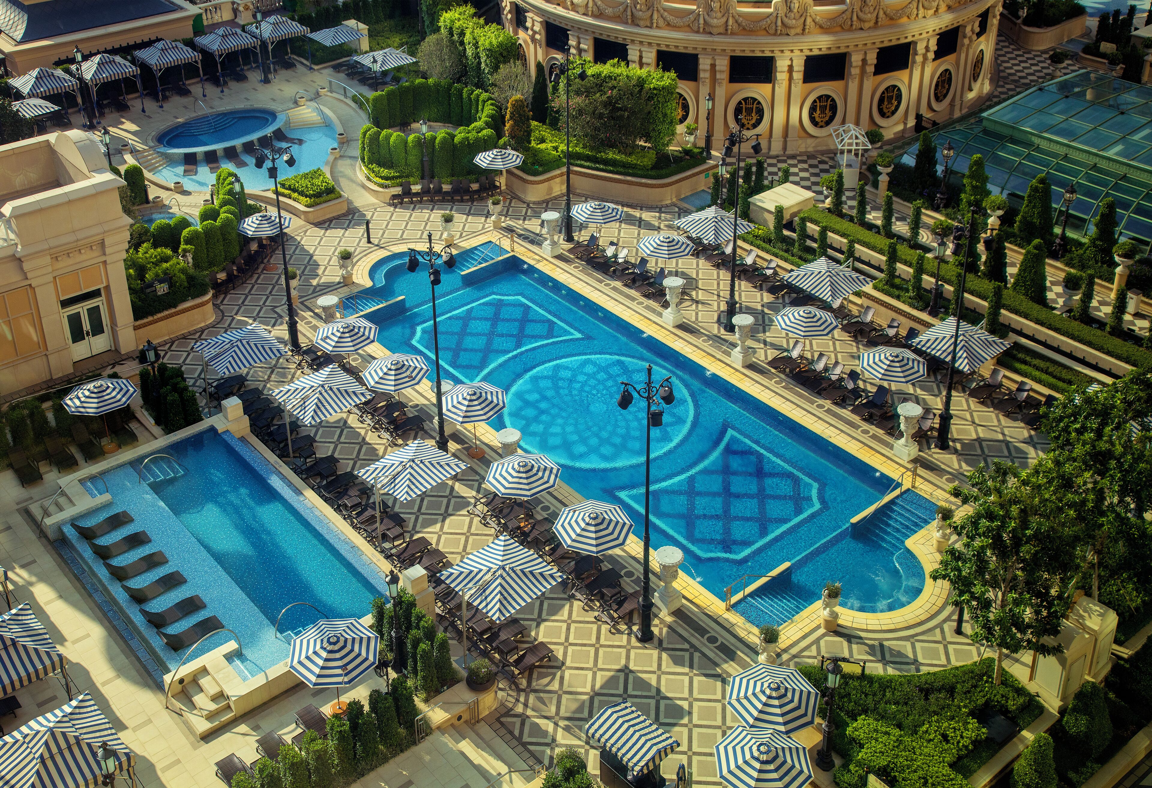 Premium bedding, in-room safe, desk, laptop workspace