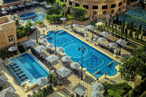 高級寢具、房內夾萬、書桌、手提電腦工作空間