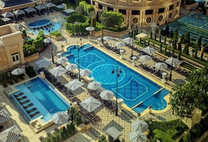 Ropa de cama de alta calidad y caja de seguridad en la habitación