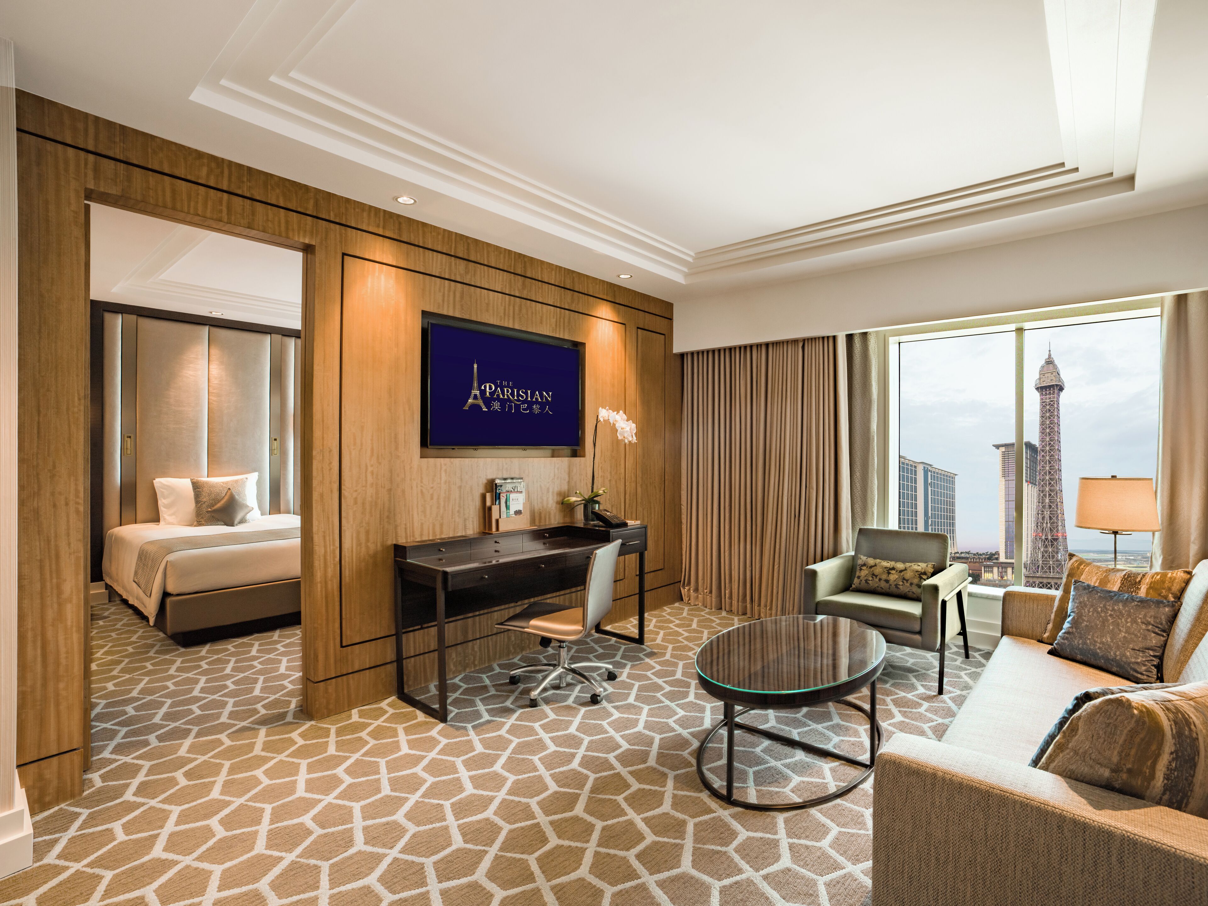 Lyon Premier Suite Double with Eiffel Tower View | Khu phòng khách | TV 55-inch có truyền hình cáp 