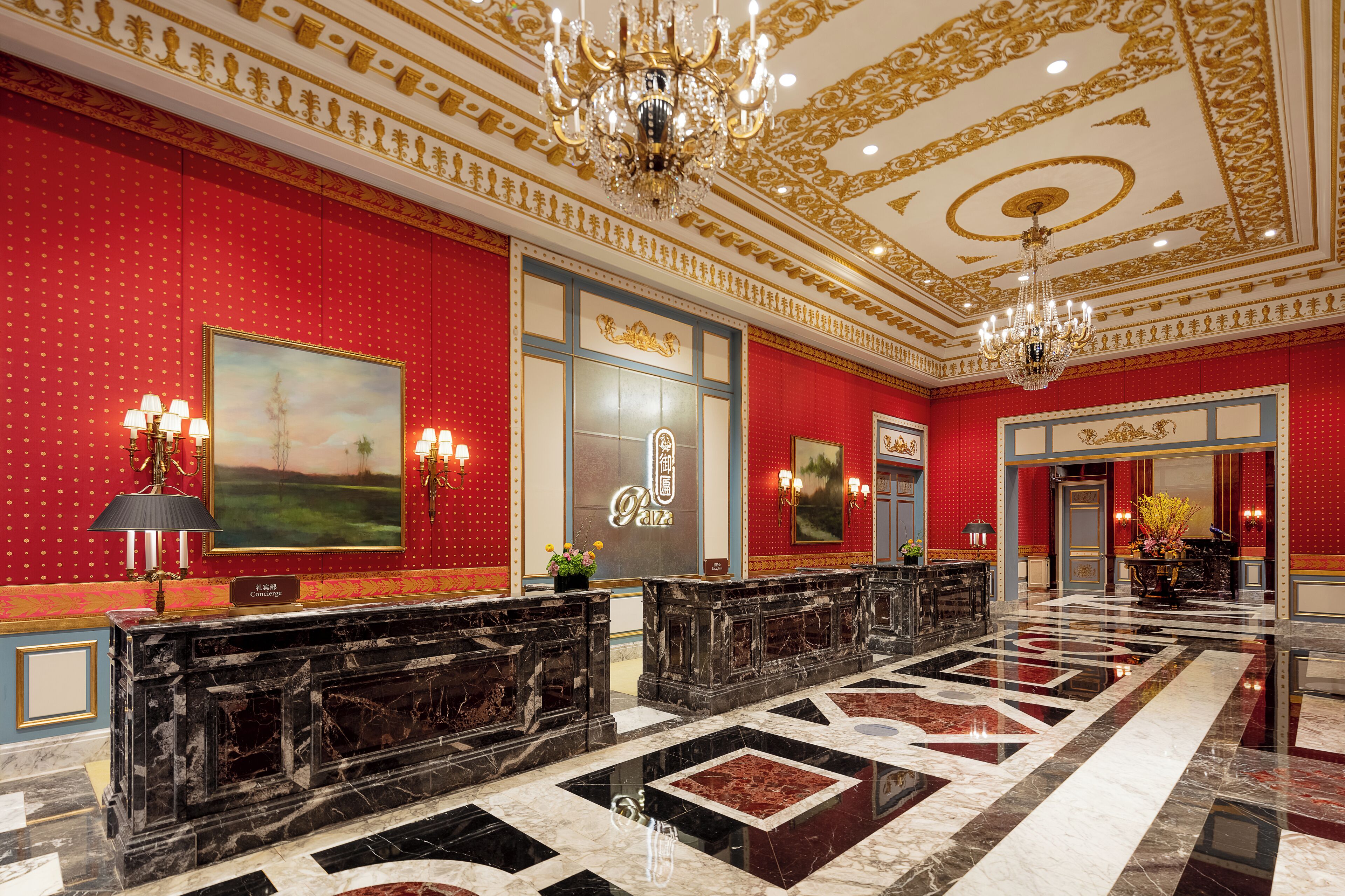 Ropa de cama de alta calidad y caja de seguridad en la habitación 