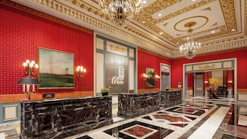 Ropa de cama de alta calidad y caja de seguridad en la habitación