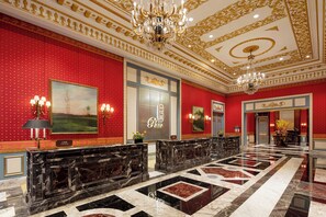 Premium bedding, in-room safe, desk, laptop workspace - Paiza Lofts at Parisian (Cotai)