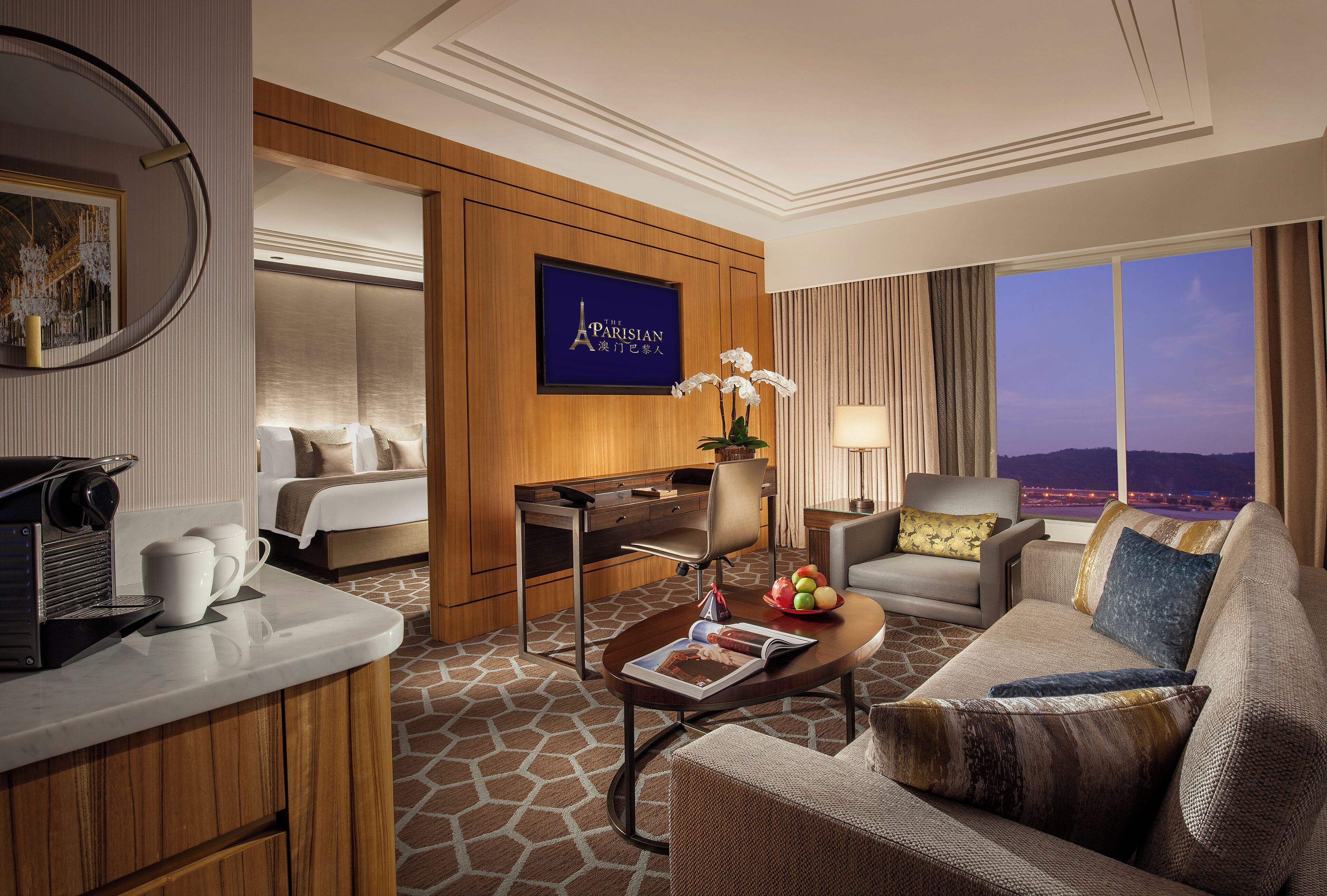 Lyon Premier Suite King | Phòng khách | TV 55-inch có truyền hình cáp 