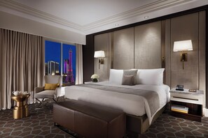 Lyon Premier Suite King with Eiffel Tower View | Biancheria da letto di alta qualità, una cassaforte in camera