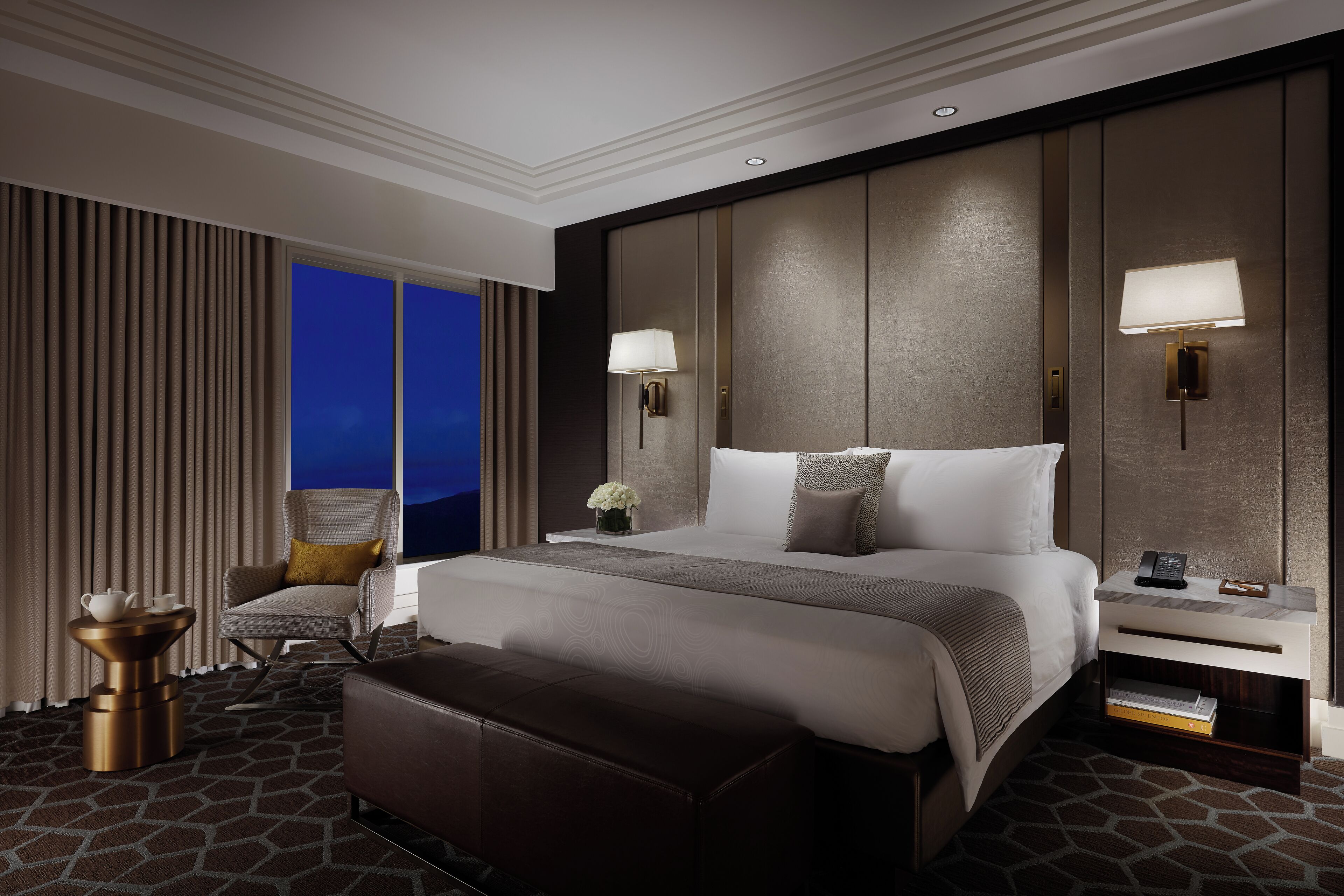 Lyon Premier Suite King | Premium bedding, in-room safe, desk, laptop workspace