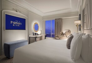 Marseille Premier Suite King | Premium bedding, in-room safe, desk, laptop workspace