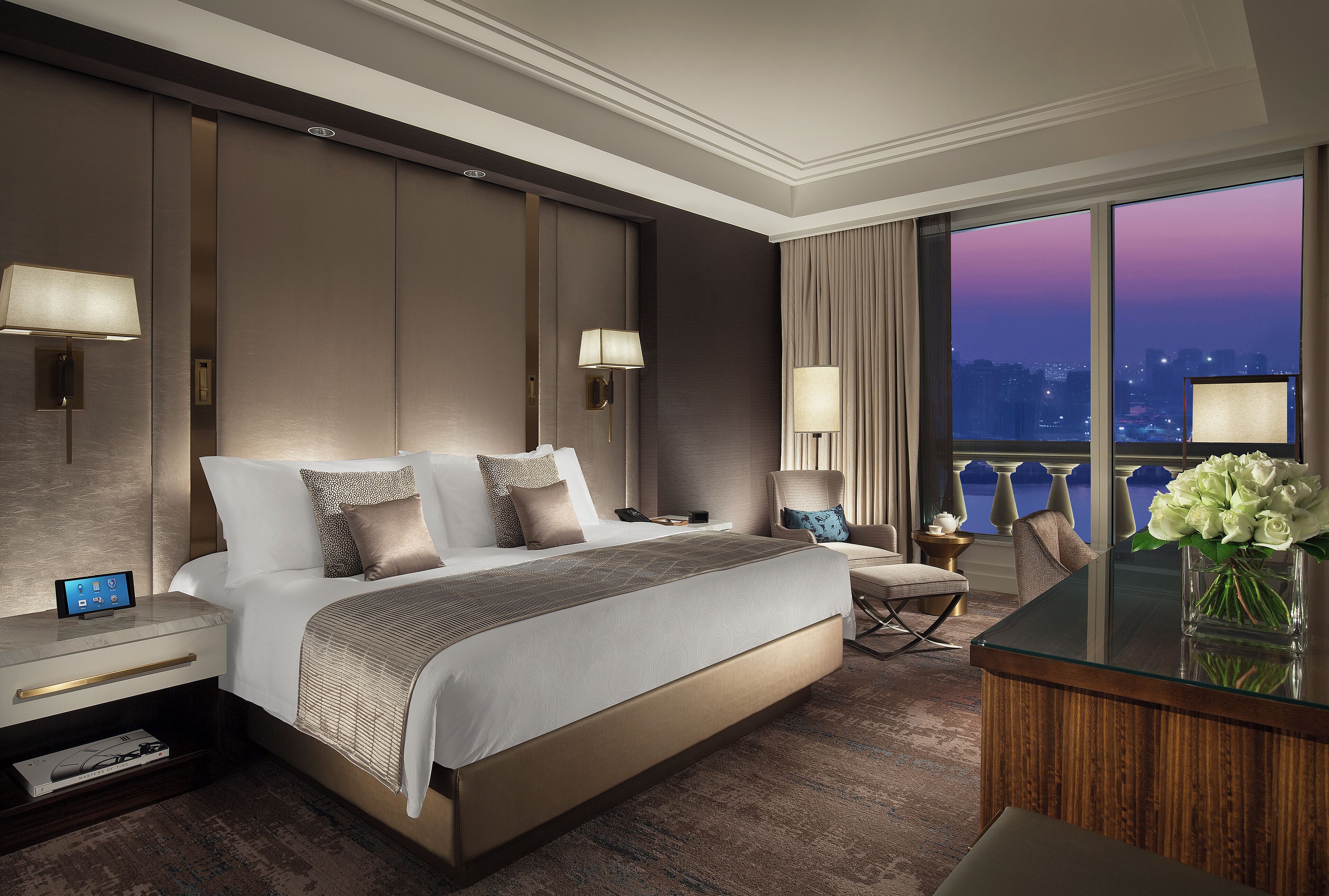 Marseille Premier Suite King | Bộ đồ giường cao cấp, két bảo mật tại phòng, bàn 