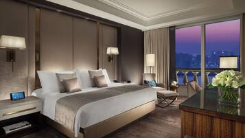 Ropa de cama de alta calidad y caja de seguridad en la habitación