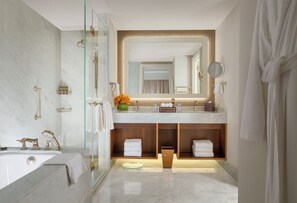 Tina y regadera independientes y amenidades de baño de diseñador 