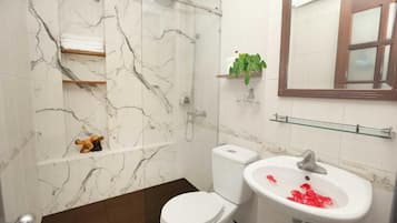 Phòng đôi hoặc 2 giường đơn Superior, sân hiên, quang cảnh sân vườn | Phòng tắm | Dép đi trong nhà