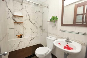 Superior-værelse med dobbeltseng eller 2 enkeltsenge - terrasse - udsigt til gårdsplads | Badeværelse | Hjemmesko