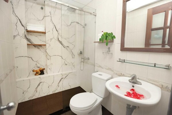 Superior-Doppelzimmer | Badezimmer | Hausschuhe