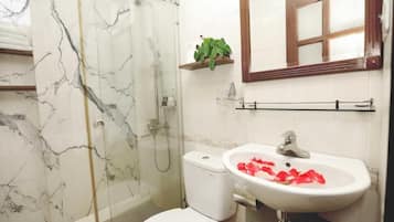 Phòng đôi hoặc 2 giường đơn Superior, sân hiên, quang cảnh sân vườn | Phòng tắm | Dép đi trong nhà