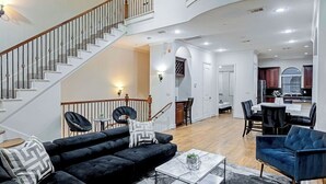 Interior - 111 3BR The R&R Uptown Galleria Dream House 127. (Houston)