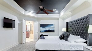 3 bedrooms, desk, iron/ironing board, travel cot - 111 3BR The R&R Uptown Galleria Dream House 127. (Houston)