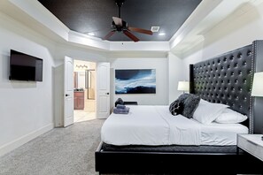 3 habitaciones, escritorio y tabla de planchar con plancha 