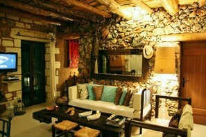 Smart TV, books - Private traditional villa Chrysa with sea - mountain views 3km from sandy beach (exopolis)