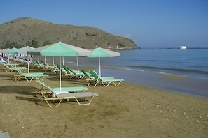 Sun-loungers, beach towels - Private traditional villa Chrysa with sea - mountain views 3km from sandy beach (exopolis)