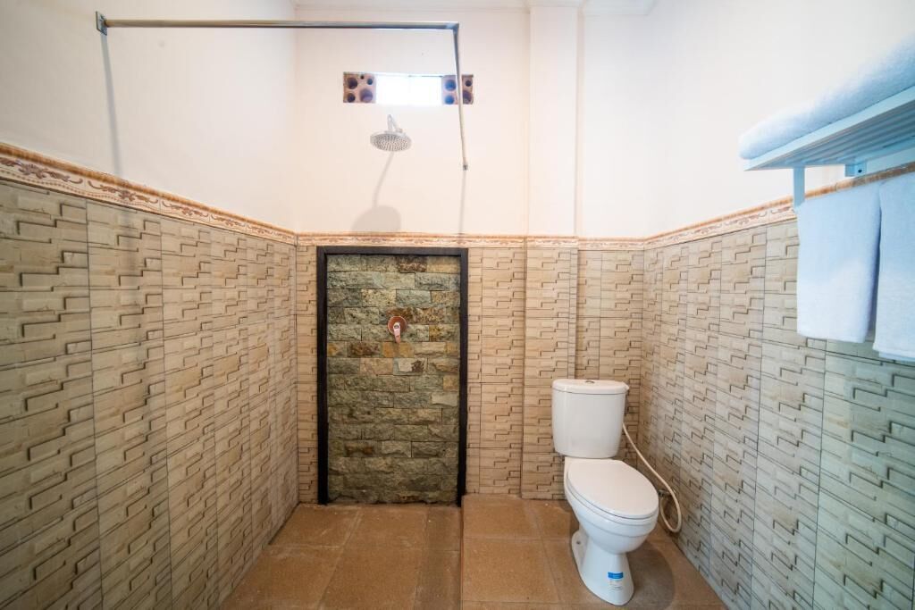 Ducha, batas, pantuflas, bidet
